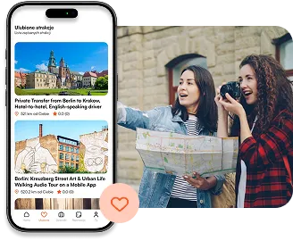 Dwie młode kobiety z mapą i aparatem zwiedzają miasto.